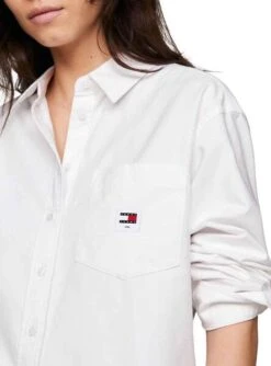 Chemise Tommy Jeans Badge Boyfriend Blanc Femme -Jolie Boutique gallery M162143 3