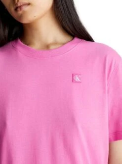 T-Shirt Calvin Klein Embro Badge Rose Pour Femme -Jolie Boutique gallery M162477 3